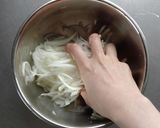 簡単副菜☆新たまねぎのチーズオムレツ。作り方2写真