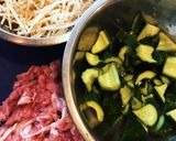 豚こまとキュウリもやしの胡麻酢炒め作り方1写真