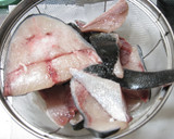 ごぼうとぶりのあら煮・骨までやわらか作り方1写真