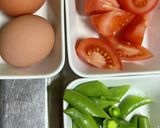 スナップエンドウとトマトの彩り卵炒め作り方1写真