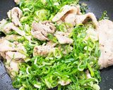 夏はこれ！豚バラのスタミナねぎ塩炒め作り方2写真