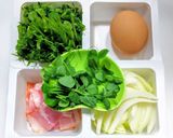 豆苗と玉ネギとベーコンと卵の味噌汁作り方1写真