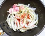 豆苗と玉ネギとベーコンと卵の味噌汁作り方3写真