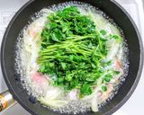 豆苗と玉ネギとベーコンと卵の味噌汁作り方4写真