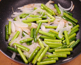 鶏肉とにんにくの芽のうま塩炒め作り方3写真