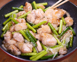 鶏肉とにんにくの芽のうま塩炒め作り方5写真