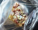 鶏もも肉とニンニクの茎のウマウマ炒め作り方2写真