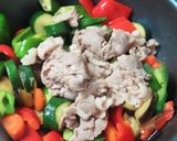 夏野菜と豚三枚肉のオイスー炒め作り方10写真