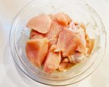 鶏むね肉とキュウリの中華麹炒め作り方1写真