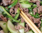 お酢でさっぱり、牛肉と野菜の炒めもの。作り方1写真