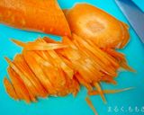 味付け１つ！卵と人参のごまドレ♪シリシリ作り方2写真
