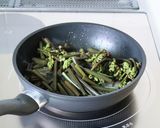 シンプル美味な【わらびとベーコンのソテー作り方3写真