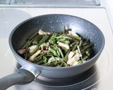 シンプル美味な【わらびとベーコンのソテー作り方4写真