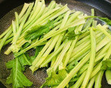 ＊もろみのチカラでえびとカブの茎炒め＊作り方4写真