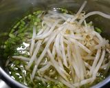簡単！ニラと小葱の茎ともやしの中華味噌汁作り方1写真