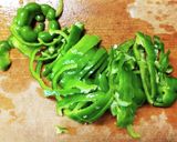 白菜とピーマン もやしのピリ辛味噌スープ作り方1写真