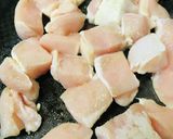 鶏胸肉のバジル(乾燥)バター炒め作り方1写真