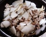 食べるラー油をのせて♪がっつり豚バラ大根作り方3写真