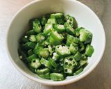 鶏とオクラのキムチ和え丼~半熟卵添え~作り方1写真