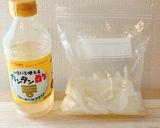 新玉ねぎとカニカマのカンタン酢あえ作り方2写真