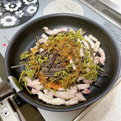 わらびと豚肉の醤油麹炒め by yummysunny 【クックパッド】 簡単
