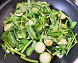 空芯菜とズッキーニのペペロンチーノ風炒め作り方4写真
