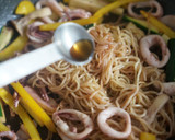 旨味たっぷり！イカのタイ風焼きそば作り方4写真