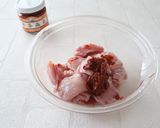 小カブと鶏もも肉の辛子みそ炒め作り方1写真