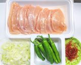 鶏むね肉とシシトウのカレー甘酢炒め作り方1写真