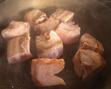 豚の角煮＊じゃが芋（メークイン）と一緒作り方1写真