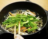 ピーマンとじゃこ炒めのパスタ【食遺産】作り方3写真