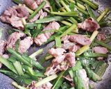 簡単★牛バラ肉とニラのスタミナ丼作り方3写真
