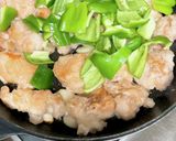 シンプル!鶏ももとピーマンの炒め物♪作り方5写真