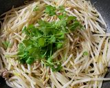 もやしとパクチーのひき肉オイスター炒め作り方2写真