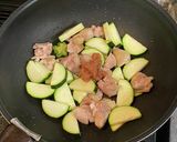 ズッキーニと鶏もも肉の梅肉炒め作り方5写真