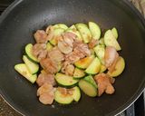 ズッキーニと鶏もも肉の梅肉炒め作り方6写真