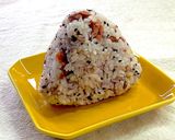 ごま塩と刻み梅干しの雑穀おにぎり作り方6写真