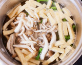三度豆としめじと油揚げのみそ汁作り方4写真