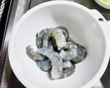 むきエビと冷凍食材のコンソメ炒め作り方1写真