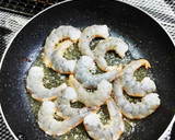 むきエビと冷凍食材のコンソメ炒め作り方2写真