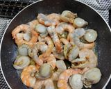 むきエビと冷凍食材のコンソメ炒め作り方3写真