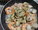 むきエビと冷凍食材のコンソメ炒め作り方4写真