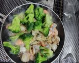 むきエビと冷凍食材のコンソメ炒め作り方5写真