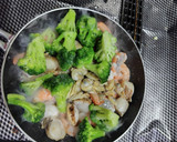 むきエビと冷凍食材のコンソメ炒め作り方5写真