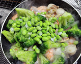むきエビと冷凍食材のコンソメ炒め作り方6写真