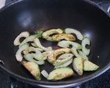 蚕蛹とアボカドとセロリのナンプラー炒め作り方6写真