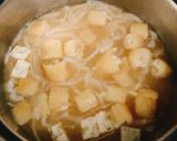 油揚げ、玉ねぎ、生姜の味噌汁作り方3写真