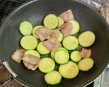 豚バラ肉とズッキーニのキムチ炒め作り方3写真