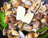 あさりとスナップえんどうのにんにくバター作り方3写真