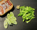 鰯の蒲焼缶とニラ! 手抜きw作り方1写真